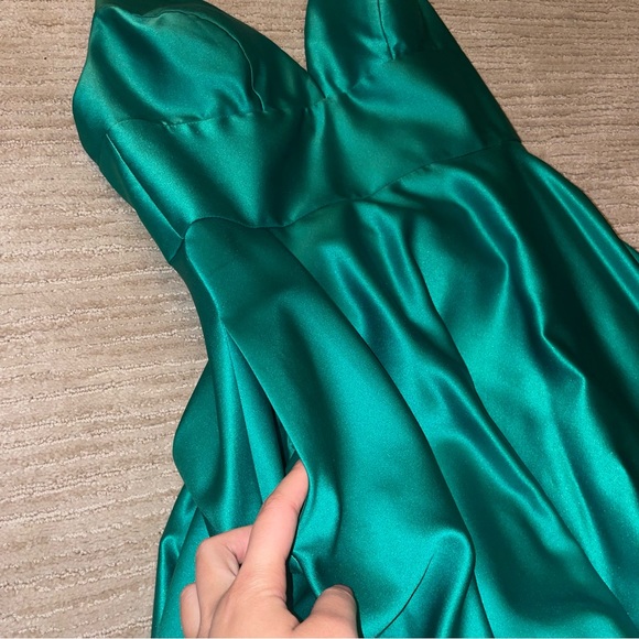 Emerald green prom/formal dress 💚 - Picture 9 of 9